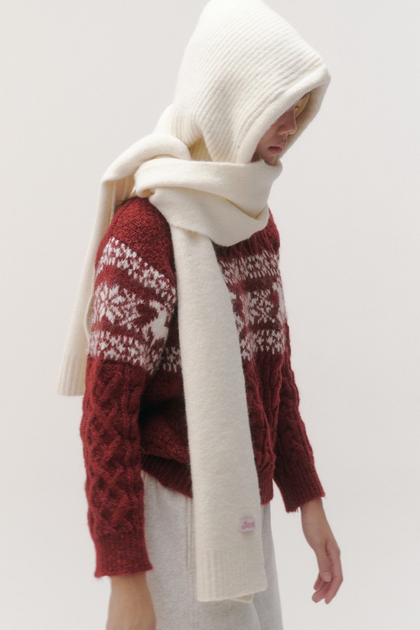 **Bunnie 울 발라클라바 & 머플러 세트 (6 Colors)**

부드러운 울 소재로 제작되어 겨울철 보온성을 책임지는 발라클라바와 머플러 세트입니다. 노르딕, 자카드 패턴의 디자인과 깊은 모자 깊이로 포근한 착용감을 선사합니다. 일상, 방한 용도로 활용 가능하며, 캐주얼, 클래식, 미니멀 스타일 모두 소화 가능한 아이템입니다. 화이트, 레드, 브라운 등 6가지 다채로운 컬러로 만나보세요. 두꺼운 두께감으로 추운 날씨에도 따뜻하게 착용할 수 있습니다.
