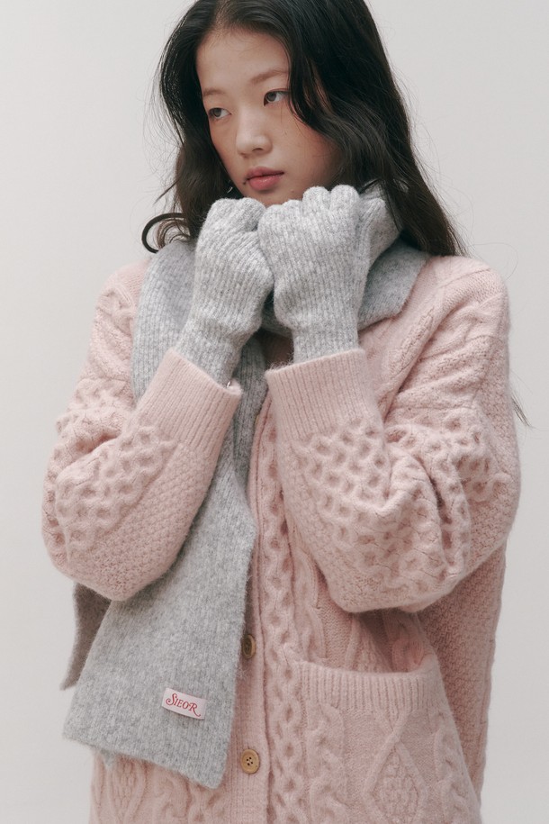 포지 울 머플러 & 장갑 세트는 겨울철 여성의 따뜻하고 스타일리시한 연출을 위한 필수 아이템입니다. 부드러운 울 소재로 제작되어 뛰어난 보온성을 제공하며, 베이직한 디자인에 케이블 니트 디테일이 더해져 클래식하고 미니멀한 무드를 선사합니다. 출근룩이나 데이트룩에 모두 잘 어울리며, 그레이와 핑크 두 가지 컬러로 만나볼 수 있습니다. 포근한 촉감과 세트 구성으로 실용성을 높인 이 머플러 & 장갑 세트로 겨울 스타일을 완성하세요.
