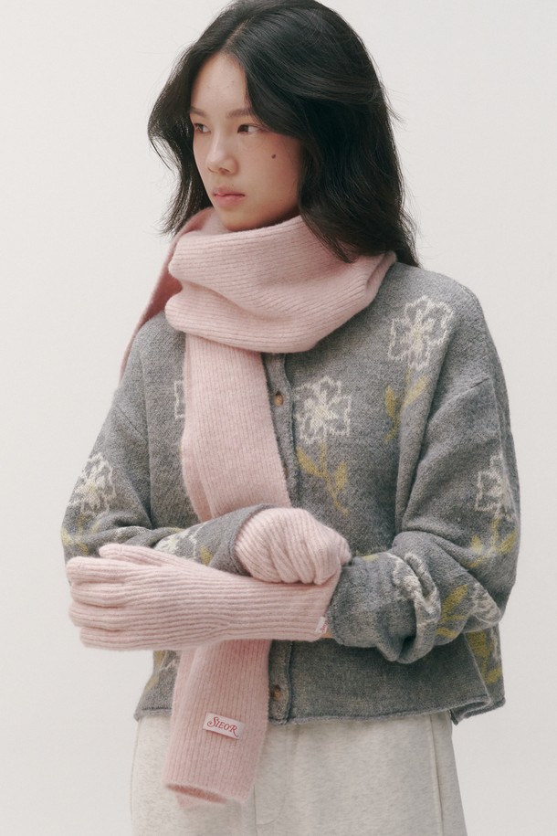 포지 울 머플러 & 장갑 세트는 부드러운 울 소재로 제작되어 가을, 겨울철 보온성을 높여주는 여성용 세트 상품입니다. 베이직한 디자인에 무지 패턴으로 어떤 스타일에도 잘 어울리며, 출근룩이나 모임룩에 클래식, 미니멀, 캐주얼 무드를 더해줍니다. 핑크, 그레이 두 가지 색상으로 출시되어 취향에 맞게 선택 가능하며, 머플러와 장갑으로 구성되어 따뜻하고 스타일리시한 겨울을 완성해 보세요. 포근한 촉감과 두꺼운 두께감으로 추운 날씨에도 든든하게 당신을 지켜줄 것입니다.
