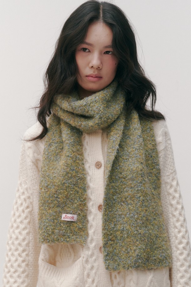 Crumble wool 머플러는 부드러운 촉감과 뛰어난 보온성을 자랑하는 여성용 머플러입니다. 가을과 겨울에 따뜻하게 착용하기 좋으며, 베이직하고 클래식한 스타일을 연출할 수 있습니다. 울 소재로 제작되어 고급스러운 느낌을 주며, 무지 디자인으로 어떤 스타일에도 잘 어울립니다. 그린, 베이지, 멀티 컬러를 포함한 5가지 다채로운 색상으로 구성되어 취향에 맞게 선택할 수 있습니다. 두꺼운 두께감으로 따뜻함을 더해줍니다.
