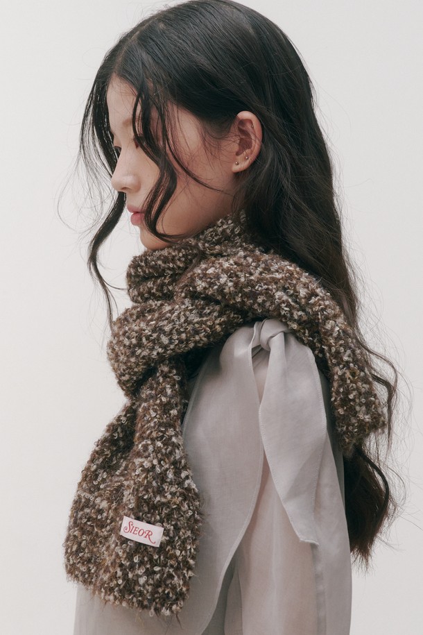 Crumble wool 머플러는 부드러운 촉감과 두꺼운 두께로 포근함을 선사하는 여성용 울 머플러입니다. 베이직하고 캐주얼한 스타일로 출근룩, 모임룩 등 다양한 TPO에 활용하기 좋습니다. 가을, 겨울 시즌에 따뜻하게 착용할 수 있으며, 무지 디자인으로 어떤 스타일에도 잘 어울립니다. 브라운을 포함한 5가지 다채로운 컬러 구성으로 폭넓은 선택이 가능합니다. 보온 기능을 갖춰 추운 날씨에도 따뜻하게 몸을 보호해줍니다.
