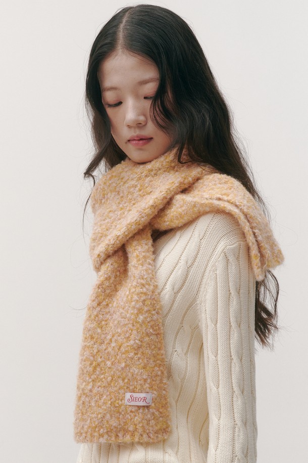 Crumble wool 머플러는 부드러운 촉감과 뛰어난 보온성을 자랑하는 여성용 머플러/스카프입니다. 가을과 겨울, 출근룩에 잘 어울리는 베이직하고 클래식한 스타일로, 울 소재의 두꺼운 케이블 무지 패턴으로 제작되었습니다. 베이지, 아이보리, 핑크, 브라운, 그레이 5가지 다채로운 컬러로 출시되어 다양한 의상에 매치하기 좋습니다. 추운 날씨에도 따뜻하고 포근하게 착용할 수 있는 데일리 아이템입니다.
