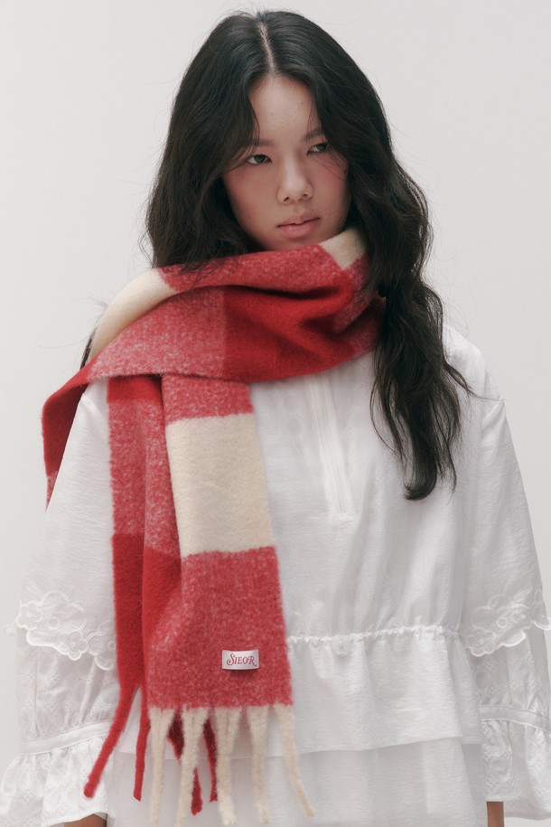 딘 울 머플러_레드는 부드러운 촉감과 따뜻한 보온성을 자랑하는 여성용 울 머플러입니다. 가을, 겨울철 출근룩과 모임룩에 세련된 포인트로 활용하기 좋은 베이직하고 클래식한 디자인입니다. 롱 길이의 무지 디자인으로 어떤 스타일에도 잘 어울리며, 미니멀한 룩을 연출하기에도 좋습니다. 톤 다운된 레드 컬러가 고급스러운 분위기를 더하며, 차분하면서도 세련된 스타일을 완성해 줍니다.