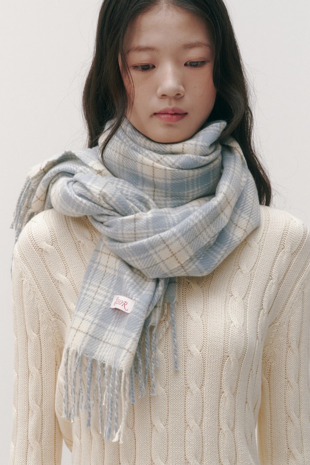 **Grid 머플러 (4 colors)**는 가을, 겨울 시즌 여성 고객을 위한 울 소재 머플러/스카프입니다. 베이직하면서도 클래식한 스타일로, 그레이 컬러와 체크 패턴이 특징입니다. 얇은 두께감과 부드러운 촉감으로 착용감이 좋으며, 일상생활과 출근룩에 모두 잘 어울립니다. 보온성을 더해 추운 날씨에도 따뜻하게 사용할 수 있습니다. 미니멀한 스타일을 선호하는 분들께 추천합니다.
