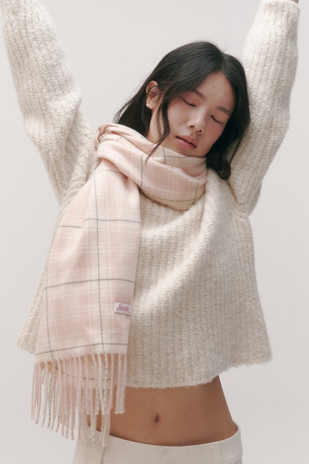 'Grid 머플러'는 여성들을 위한 머플러/스카프로, 가을과 겨울에 따뜻함과 스타일을 더해줍니다. 울과 캐시미어 혼방 소재로 제작되어 부드러운 촉감을 자랑하며, 두꺼운 두께감으로 보온성을 높였습니다. 핑크, 화이트, 베이지, 그레이 4가지 색상으로 제공되며, 체크 패턴과 프린지 디테일이 클래식하면서도 베이직한 디자인을 완성합니다. 출근룩과 모임룩, 클래식 또는 미니멀 스타일 모두에 잘 어울리는 머플러입니다.
