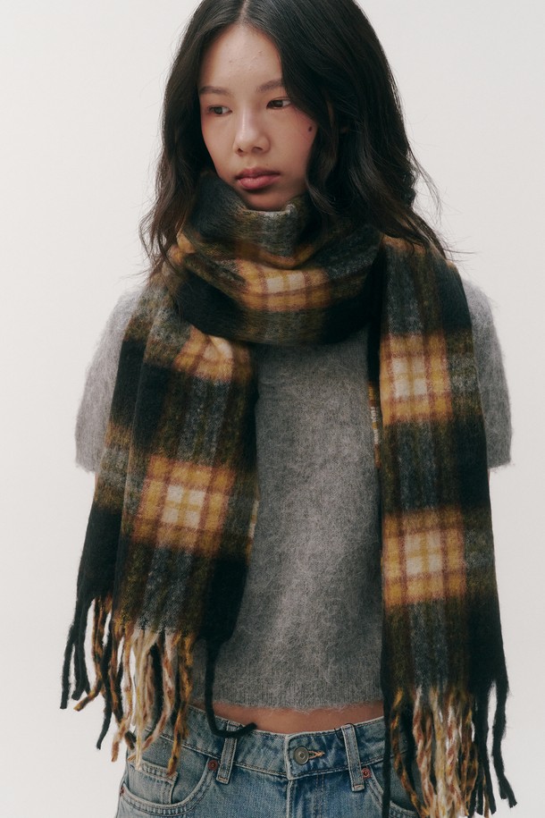 매기 머플러는 부드러운 울 소재로 제작되어 가을과 겨울, 쌀쌀한 날씨에도 따뜻함을 선사합니다. 브라운, 베이지, 블랙, 오렌지 4가지 다채로운 컬러와 체크 패턴이 돋보이며, 캐주얼 및 클래식 스타일을 모두 소화할 수 있습니다. 두꺼운 두께와 프린지 디테일이 보온성을 높여주어 출근룩, 모임룩 등 다양한 TPO에 활용하기 좋습니다. 부드러운 촉감은 물론, 미니멀한 스타일에도 잘 어울려 데일리 머플러로 제격입니다.
