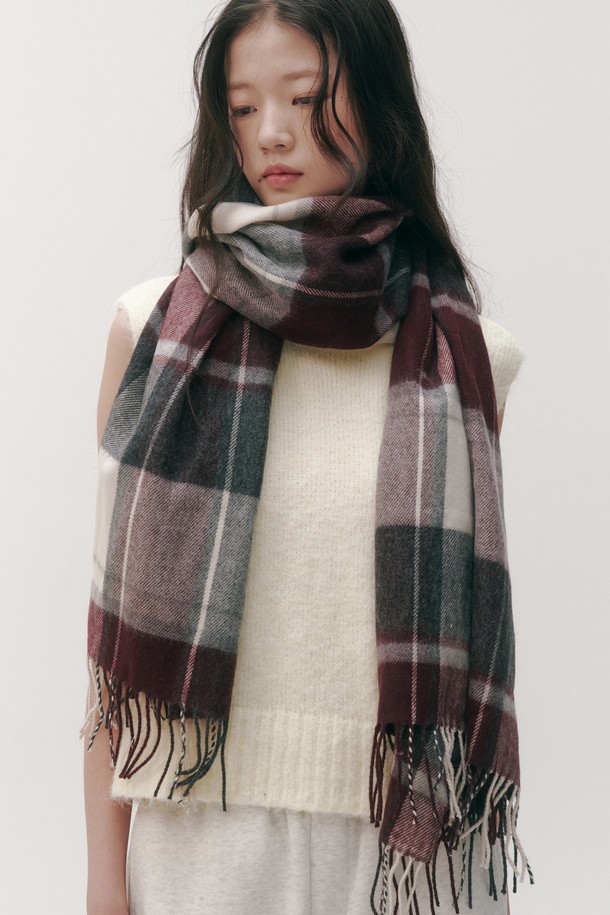 플래드 머플러, 두 가지 색상으로 만나보세요. 부드러운 울 소재와 두꺼운 두께로 제작되어 가을, 겨울철 따뜻하게 사용할 수 있습니다. 클래식하고 베이직한 스타일의 체크 패턴에 프린지 장식으로 포인트를 더했습니다. 와인, 그레이 두 가지 색상으로 제공되어 다양한 스타일에 매치하기 좋습니다. 여성스러운 분위기를 연출하는 머플러로 일상에서 활용해보세요.
