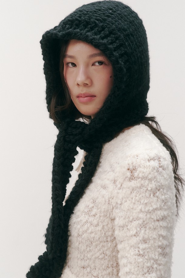 로피 울 발라클라바는 부드러운 울 소재로 제작되어 겨울철 보온에 탁월한 아이템입니다. 깊은 모자 깊이와 귀덮개 디자인으로 찬 바람을 효과적으로 막아주며, 블랙, 화이트, 베이지 세 가지 색상으로 출시되어 다양한 룩에 매치하기 좋습니다. 무지 디자인과 니트 장식으로 클래식, 미니멀, 캐주얼 등 어떤 스타일에도 잘 어울립니다. 출근룩, 산책룩, 연말 모임룩 등 TPO에 구애받지 않고 따뜻하고 세련된 겨울 스타일을 연출해보세요.
