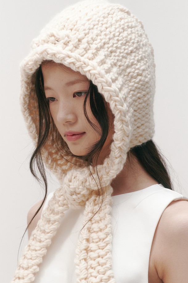 "루피 울 발라클라바"는 부드러운 울 소재로 제작되어 가을, 겨울철 따뜻함을 선사하는 여성용 모자입니다. 깊은 모자 깊이와 끈 디자인, 귀와 목까지 덮는 스타일로 방한 기능을 높였습니다. 아이보리, 베이지 3가지 색상으로 출시되었으며, 루프 니트와 케이블 패턴이 돋보이는 디자인입니다. 클래식, 미니멀, 캐주얼룩에 모두 잘 어울리는 활용도 높은 아이템입니다.
