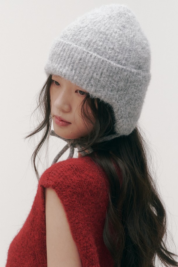 코코 울 햇(Coco wool hat)은 부드러운 촉감과 깊은 모자 깊이로 포근함을 선사하는 여성용 비니입니다. 가을, 겨울 시즌에 어울리는 두꺼운 두께의 울 소재로 제작되어 보온성을 높였습니다. 무지 디자인과 미니멀, 클래식, 캐주얼 스타일을 아우르는 디자인으로 다양한 룩에 매치하기 좋습니다. 그레이 컬러로 출시되어 어떤 의상에도 자연스럽게 어울리며, 데일리 아이템으로 활용하기 좋습니다. 추운 날씨에도 스타일리시함을 잃지 않도록 도와주는 비니입니다.
