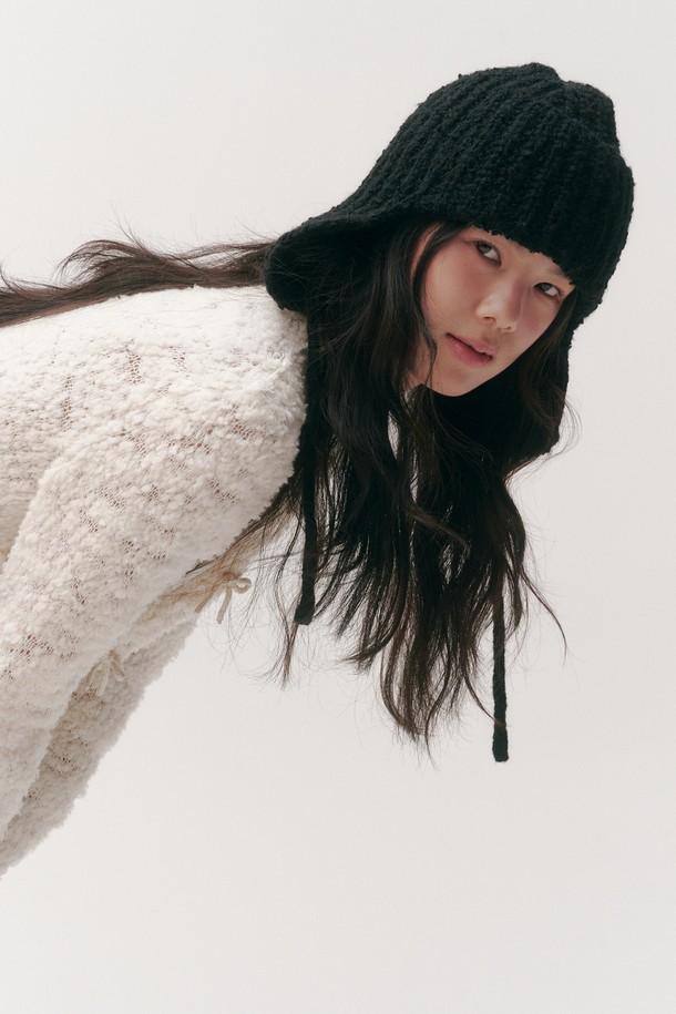 Doris 알파카 햇(hat)은 부드러운 촉감과 따뜻한 보온성을 자랑하는 여성용 비니입니다. 가을, 겨울 시즌에 어울리는 두꺼운 두께감으로, 일상생활과 출근룩, 데이트룩 등 다양한 TPO에 활용 가능합니다. 미니멀, 클래식, 캐주얼 스타일을 모두 소화하며, 블랙, 화이트, 베이지, 그레이 4가지 컬러로 출시되어 폭넓은 선택지를 제공합니다. 알파카 소재의 무지 니트 디자인으로, 어떤 스타일에도 자연스럽게 어울리는 활용도 높은 아이템입니다. 깊은 모자 깊이로 안정적인 착용감을 선사합니다.
