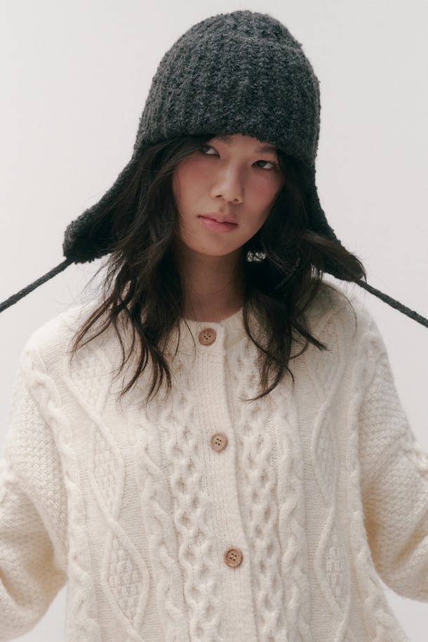 도리스 알파카 햇 4가지 컬러는 부드러운 촉감의 알파카 소재로 제작되어 가을과 겨울철 따뜻하게 착용할 수 있는 여성 비니입니다. 깊은 모자 깊이와 톡톡한 두께감으로 포근함을 더하며, 케이블 니트 패턴과 디자인 장식이 돋보입니다. 블랙, 화이트, 그레이, 브라운 4가지 컬러로 출시되어 다양한 스타일 연출이 가능하며, 산책룩과 집콕룩 등 캐주얼, 클래식, 미니멀 스타일 모두 소화할 수 있습니다. 보온성을 높여 추운 날씨에도 따뜻하고 스타일리시하게 연출해보세요.
