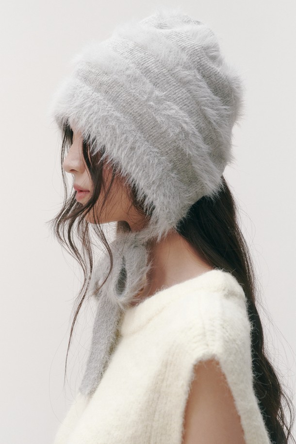 **퍼지 울 보닛 (2가지 색상)**

부드러운 촉감의 울(Wool) 소재로 제작되어 가을, 겨울철 따뜻하게 착용하기 좋은 여성용 비니입니다. 톤 다운된 그레이, 화이트 두 가지 색상으로 출시되어 어떤 출근룩에도 미니멀하고 클래식하게 매치할 수 있습니다. 깊은 모자 깊이와 두꺼운 두께감, 퍼지한 텍스처가 포근한 분위기를 더합니다. 무지 디자인으로 유행을 타지 않고 매년 꺼내 입을 수 있으며, 보온성이 뛰어나 추운 날씨에도 든든하게 스타일을 완성해 보세요.
