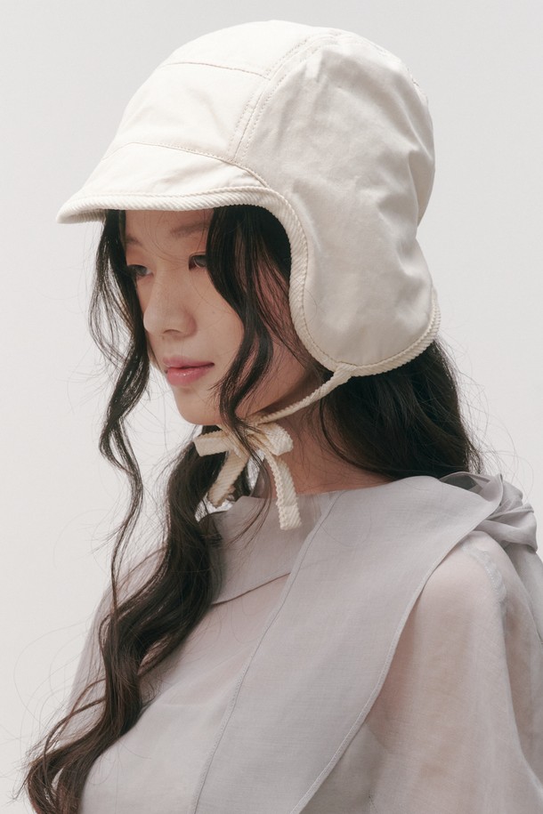 포포 트루퍼 햇 2 colors는 여성용 모자로, 가을/겨울 계절에 착용하기 좋습니다. 부드러운 면 소재로 제작되어 깊고 두꺼운 모자 깊이와 챙 넓이가 중간인 디자인입니다. 아이보리 색상의 무지 패턴에 귀덮개와 끈 장식이 더해져 보온성을 높였습니다. 산책룩, 캠핑룩 등 다양한 TPO에 캐주얼, 미니멀, 클래식 스타일로 연출하기 좋습니다.
