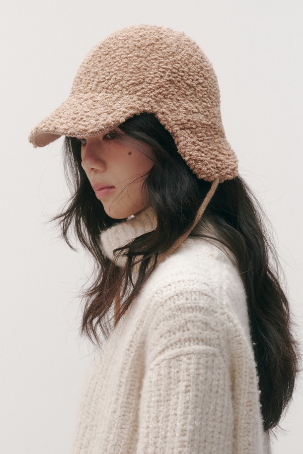 Shaun 트루퍼 캡_3 colors는 포근한 플리스 소재로 제작되어 부드러운 촉감을 선사하는 여성용 트루퍼 캡입니다. 깊은 모자 깊이와 중간 챙 넓이, 귀덮개 디자인으로 보온성을 높여 가을, 겨울철 따뜻하게 착용할 수 있습니다. 베이지 색상의 무지 디자인으로 캐주얼, 미니멀, 클래식 스타일의 산책룩, 캠핑룩에 매치하기 좋습니다. 
