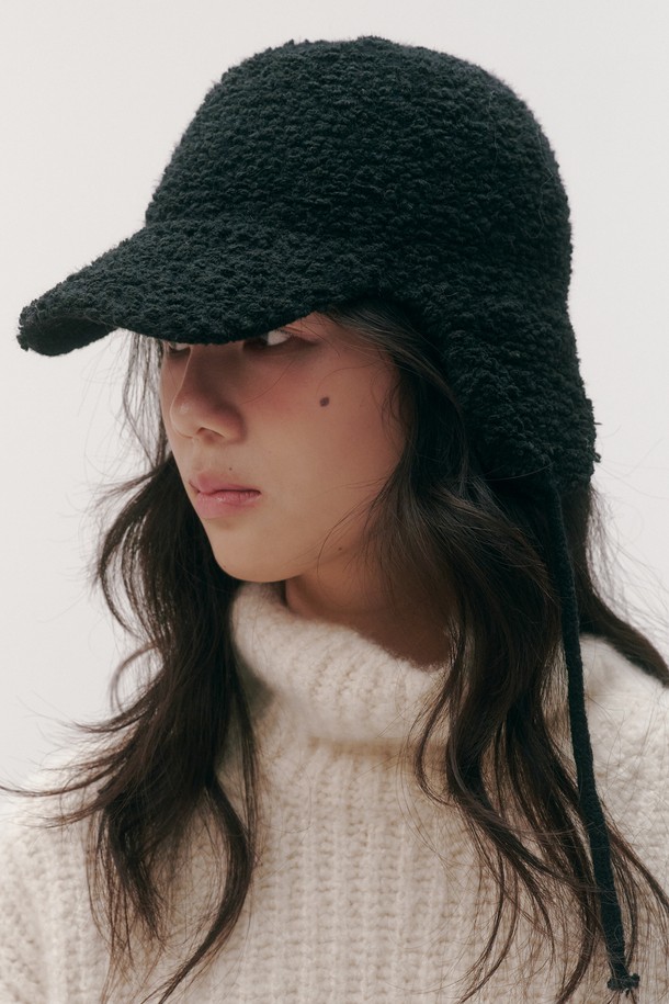 숀 트루퍼 캡_3컬러는 여성용으로, 플리스 소재를 사용하여 가을과 겨울철에 따뜻하게 착용할 수 있는 깊은 모자 깊이의 트루퍼캡입니다. 부드러운 촉감과 중간 챙 넓이, 무지 패턴이 특징이며, 특히 귀덮개가 디자인되어 보온성을 높였습니다. 블랙 컬러로 어떤 스타일에도 잘 어울리며, 캐주얼, 미니멀, 클래식 스타일을 즐겨 입는 분들께 추천합니다. 산책룩이나 캠핑룩과 함께 매치하여 따뜻하고 스타일리시한 겨울을 연출해보세요.
