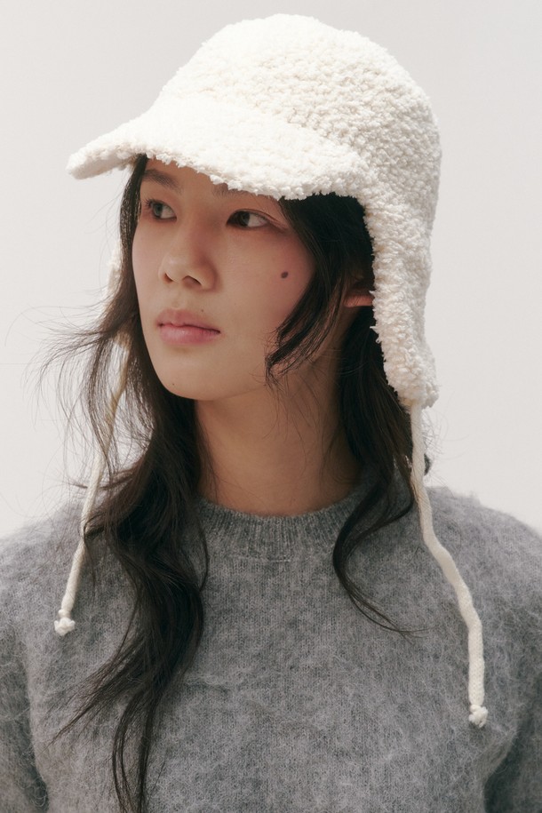 Shaun(숀) 트루퍼캡_3 colors는 포근한 착용감과 보온성을 제공하는 모자입니다. 부드러운 플리스 소재와 깊은 모자 깊이로 제작되어 겨울철에도 따뜻하게 착용할 수 있습니다. 귀덮개 디자인과 스트링 디테일로 포인트를 더했으며, 일상에서의 산책룩, 여행룩, 캐주얼, 미니멀, 클래식 스타일 연출에 적합합니다. 화이트 컬러의 무지 디자인으로 어떤 스타일에도 쉽게 매치할 수 있으며, 두꺼운 두께감으로 따뜻함을 더했습니다.
