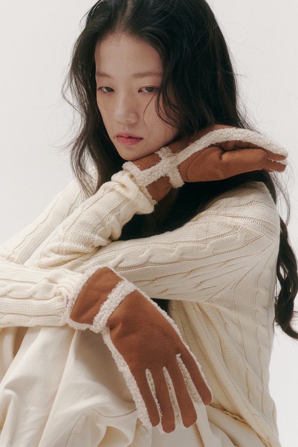 겨울철 따뜻함을 책임질 "모스 글러브"입니다. 폴리에스터와 아라메스테로 소재로 제작되어 부드러운 촉감과 뛰어난 보온성을 제공하며, 두꺼운 두께감으로 추운 날씨에도 끄떡없습니다. 안감은 기모 처리되어 포근함을 더하고, 무지 디자인으로 미니멀, 클래식, 캐주얼 등 다양한 스타일 연출에 용이합니다. 산책, 출근, 여행 등 어떤 TPO에도 잘 어울리며, 내구성이 우수하고 세탁 후에도 형태가 유지되어 관리가 편리합니다. (스마트 터치 미지원)
