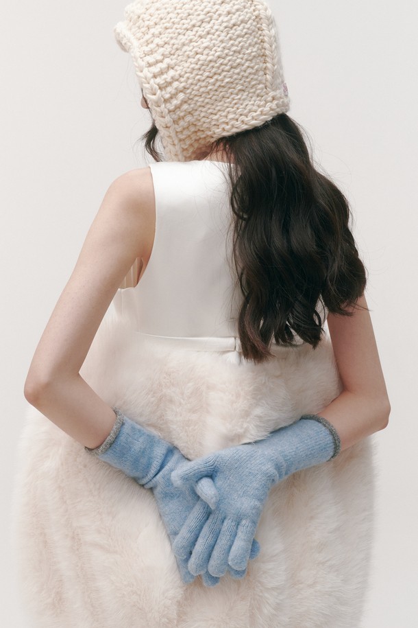 Twink 울 장갑_4가지 색상은 부드러운 촉감의 울 소재로 제작되어 가을과 겨울철 보온성을 책임지는 장갑입니다. 베이직한 디자인에 무지 패턴으로 어떤 스타일에도 잘 어울리며, 출근룩과 산책룩에 모두 활용 가능합니다. 클래식, 미니멀, 캐주얼 등 다양한 스타일에 매치하여 세련된 분위기를 연출할 수 있습니다. 4가지 다채로운 색상 구성으로 폭넓은 선택이 가능합니다. 두꺼운 두께감으로 추운 날씨에도 따뜻하게 손을 보호해 줍니다.
