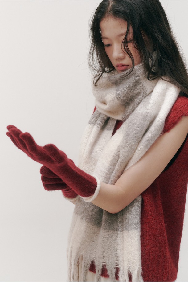 "트윙크 울 장갑_4 colors"는 부드러운 촉감과 뛰어난 보온성을 제공하는 여성용 울 장갑입니다. 겨울철 추운 날씨에도 따뜻하게 손을 보호해 주며, 출근룩과 같은 클래식하거나 미니멀한 스타일에 잘 어울립니다. 레드, 화이트, 블랙, 베이지 4가지 다채로운 컬러 옵션을 제공하여, 어떤 의상에도 매치하기 용이합니다. 두꺼운 두께감으로 한겨울 추위에도 끄떡없는 따뜻함을 선사합니다. 무지 디자인으로 유행을 타지 않고 오래도록 착용할 수 있습니다.
