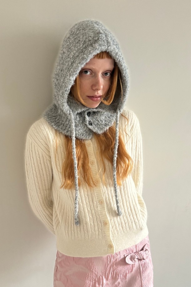 알루 스노우 울 발라클라바는 부드러운 울 소재로 제작되어 뛰어난 보온성을 제공하는 여성용 발라클라바입니다. 깊은 모자 깊이와 귀마개 일체형 디자인으로 겨울철 방한에 효과적이며, 미니멀, 클래식, 캐주얼 스타일 모두 소화 가능합니다. 무지 디자인에 그레이 컬러로 어떤 옷에도 쉽게 매치할 수 있으며, 두꺼운 두께감으로 추운 날씨에도 따뜻하게 착용할 수 있습니다. 후드 디자인으로 더욱 포근하고 스타일리시한 연출이 가능합니다.
