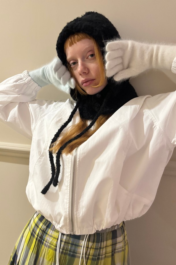 알루 스노우 울 발라클라바는 방한과 일상, 두 가지 용도로 활용 가능한 모자입니다. 부드러운 촉감의 울 소재로 제작되었으며, 두꺼운 두께감으로 뛰어난 보온성을 제공합니다. 겨울, 가을 시즌에 착용하기 좋으며, 귀마개 일체형 디자인으로 더욱 따뜻하게 사용할 수 있습니다. 블랙, 화이트, 베이지, 그레이 4가지 무지 컬러로 출시되어 등산룩, 캠핑룩, 캐주얼/미니멀/클래식 스타일 등 다양한 스타일에 매치하기 좋습니다. 깊은 모자 깊이로 안정적인 착용감을 선사합니다.
