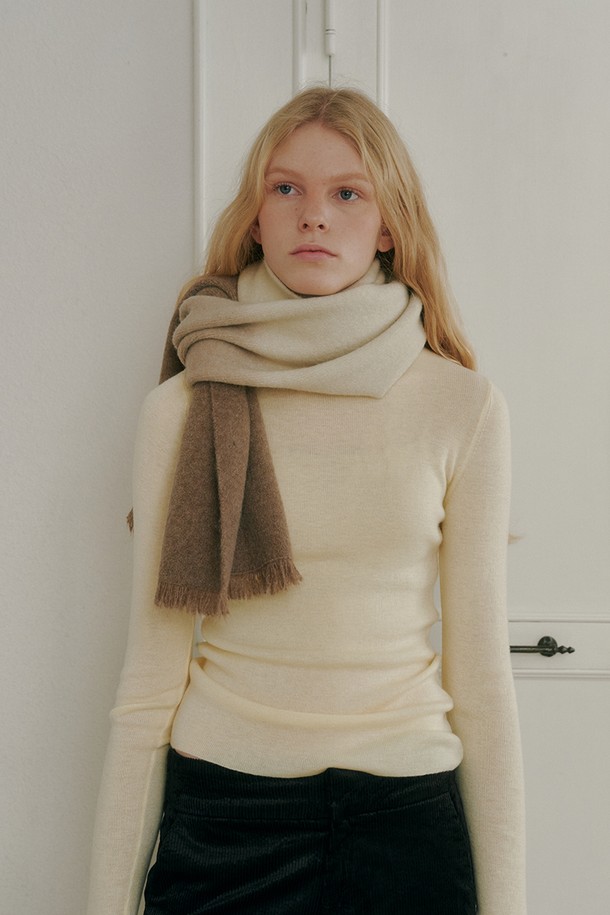 **Mof 머플러_3colors**는 부드러운 울 소재로 제작되어 가을, 겨울철 따뜻함을 선사하는 여성용 머플러입니다. 베이직하고 미니멀한 디자인에 무지 패턴으로 어떤 스타일에도 잘 어울리며, 출근룩이나 모임룩에 포인트를 더할 수 있습니다. 두꺼운 두께감으로 뛰어난 보온성을 제공하며, 베이지와 브라운 두 가지 컬러로 만나보실 수 있습니다. 클래식, 미니멀, 캐주얼 등 다양한 스타일을 연출하기 좋은 머플러입니다.
