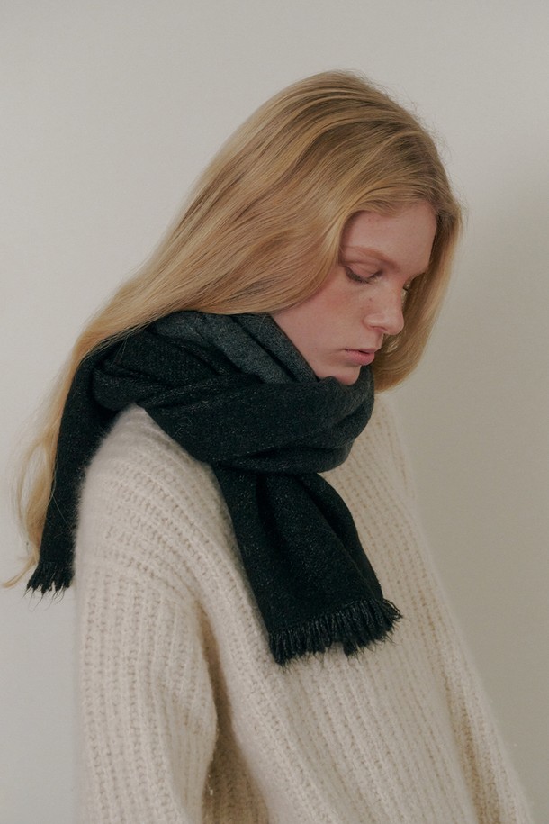 Mof 머플러는 여성 고객을 위한 머플러/스카프로, 가을과 겨울에 따뜻하게 착용할 수 있습니다. 부드러운 울과 아크릴 혼방 소재로 제작되어 뛰어난 촉감과 보온성을 제공하며, 베이직하고 캐주얼한 스타일을 연출합니다. 무지 디자인에 프린지 장식으로 포인트를 더했으며, 블랙, 화이트, 그레이 3가지 색상으로 출시되었습니다. 출근룩, 클래식, 미니멀, 캐주얼 스타일에 모두 잘 어울리는 롱 스카프입니다.
