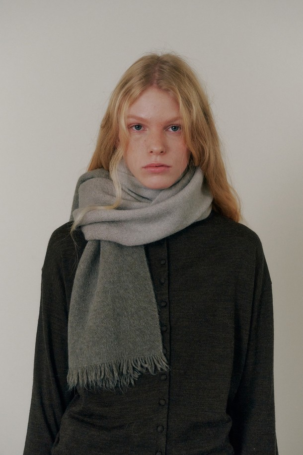 Mof 머플러(3 colors)는 부드러운 울 소재로 제작되어 가을과 겨울철 따뜻함을 선사하는 여성용 목도리입니다. 그레이, 블랙, 화이트 세 가지 색상으로 출시되어 출근룩, 모임룩 등 다양한 TPO에 맞춰 클래식, 미니멀, 캐주얼 스타일을 연출할 수 있습니다. 두꺼운 두께감과 부드러운 촉감, 프린지 디자인이 특징이며, 보온성을 높여 추운 날씨에도 포근하게 착용할 수 있습니다. 무지 디자인으로 어떤 스타일에도 쉽게 매치하여 세련된 분위기를 더할 수 있습니다.
