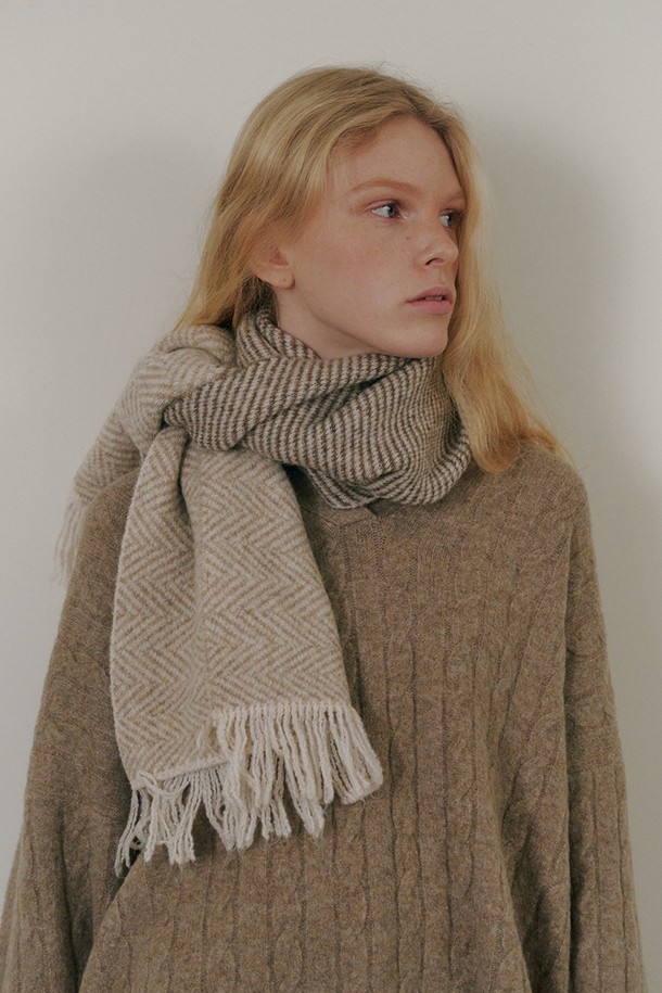 넛티 램스울 머플러는 베이지, 브라운, 그레이 3가지 컬러로 구성되어 있어 어떤 옷에도 쉽게 매치할 수 있습니다. 부드러운 촉감의 울 소재로 제작되어 가을과 겨울, 쌀쌀한 날씨에도 따뜻하게 착용 가능합니다. 헤링본 패턴과 프린지 장식이 클래식하면서도 미니멀한 스타일을 연출하며, 출근룩에 포인트를 더해줍니다. 두께감이 있어 보온성을 높여주며, 데일리 아이템으로 활용하기 좋습니다.
