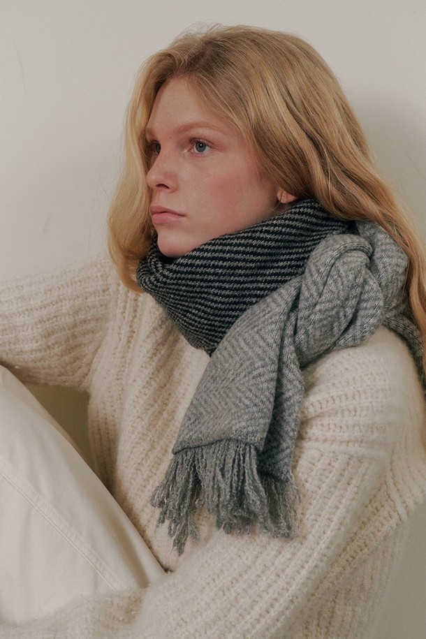 부드러운 촉감의 램스울 소재로 제작된 "너티 램스울 머플러"입니다. 블랙, 그레이, 화이트 3가지 색상으로 출시되어 어떤 스타일에도 매치하기 용이합니다. 두꺼운 두께감으로 보온성을 높였으며, 프린지 디테일이 돋보이는 디자인입니다. 캐주얼, 클래식, 미니멀 스타일 모두 소화 가능하며, 출근룩이나 모임룩에 포인트를 더할 수 있습니다. 가을, 겨울 시즌, 당신의 따뜻하고 스타일리시한 겨울을 책임질 머플러입니다.
