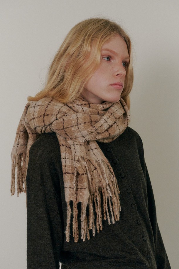 러기 체크 머플러_ 3컬러는 포근한 울 소재로 제작되어 가을과 겨울, 쌀쌀한 날씨에 따뜻함을 선사합니다. 베이지, 블랙, 브라운 세 가지 색상으로 출시되어 어떤 옷에도 잘 어울리며, 체크 패턴과 프린지 디테일이 돋보입니다. 두꺼운 두께감으로 보온성을 높였으며, 부드러운 촉감으로 편안하게 착용할 수 있습니다. 캐주얼, 클래식, 미니멀 스타일 모두 소화 가능하며, 출근룩, 모임룩 등 다양한 TPO에 활용할 수 있습니다.
