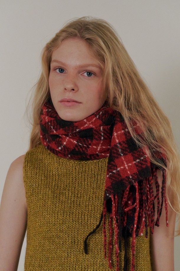 Ruggy(러기) 체크 머플러는 부드러운 울 소재로 제작되어 가을과 겨울, 쌀쌀한 날씨에 따뜻함을 선사합니다. 레드, 블랙, 화이트 세 가지 색상의 체크 패턴으로 캐주얼, 클래식, 미니멀 스타일 모두 소화 가능합니다. 두꺼운 두께감과 부드러운 촉감, 프린지 장식으로 포인트를 더하여 출근룩에 멋을 더해줍니다. 보온성이 뛰어나 목도리로 활용하기 좋으며, 다양한 스타일 연출이 용이합니다.
