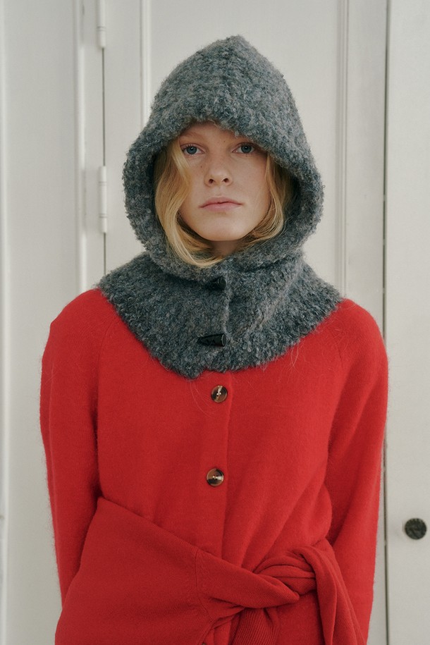 Mone 발라클라바_3colors는 부드러운 플리스와 폴리에스테르 소재로 제작되어 가을, 겨울철 방한에 효과적인 모자입니다. 깊은 모자 깊이와 후드 디자인으로 보온성을 높였으며, 일상생활은 물론 등산룩, 캠핑룩 등 다양한 TPO에 활용 가능합니다. 무지 패턴에 그레이, 레드, 블랙 3가지 컬러로 출시되어 캐주얼, 고프코어, 미니멀 스타일 연출에 용이합니다. 두꺼운 두께감으로 추운 날씨에도 따뜻하게 착용할 수 있으며, 부드러운 촉감이 편안한 착용감을 선사합니다.
