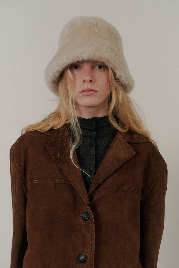 무무 (Moomo) 햇_4컬러는 부드러운 퍼 소재로 제작되어 따뜻하고 포근한 착용감을 선사하는 여성용 버킷햇입니다. 가을, 겨울 시즌에 어울리는 두꺼운 두께감으로 보온성을 높였으며, 깊은 모자 깊이와 중간 챙 넓이로 안정적인 핏을 제공합니다. 베이지, 브라운, 블랙, 화이트 4가지 무지 컬러로 다양한 스타일의 연출이 가능하며, 캐주얼, 미니멀, 클래식 스타일을 즐겨 입는 분들께 추천합니다. 퍼 소재의 디자인 장식으로 포인트를 더해, 데일리룩에 세련된 느낌을 더해보세요.
