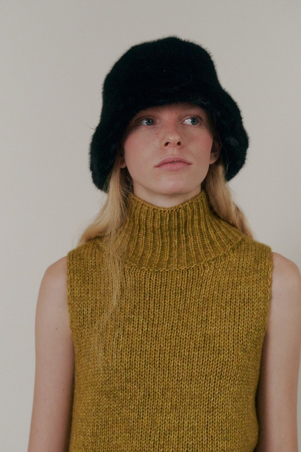 무무 햇_4컬러는 여성들을 위한 버킷햇입니다. 블랙 컬러의 부드러운 퍼 소재로 제작되어 가을, 겨울철에 따뜻하게 착용할 수 있습니다. 깊은 모자 깊이와 중간 챙 넓이, 무지 패턴으로 클래식, 미니멀, 캐주얼 스타일을 연출하기 좋습니다. 특히 연말 모임룩에 포인트를 더해줄 디자인으로, 보온성을 갖춘 실용적인 아이템입니다.
