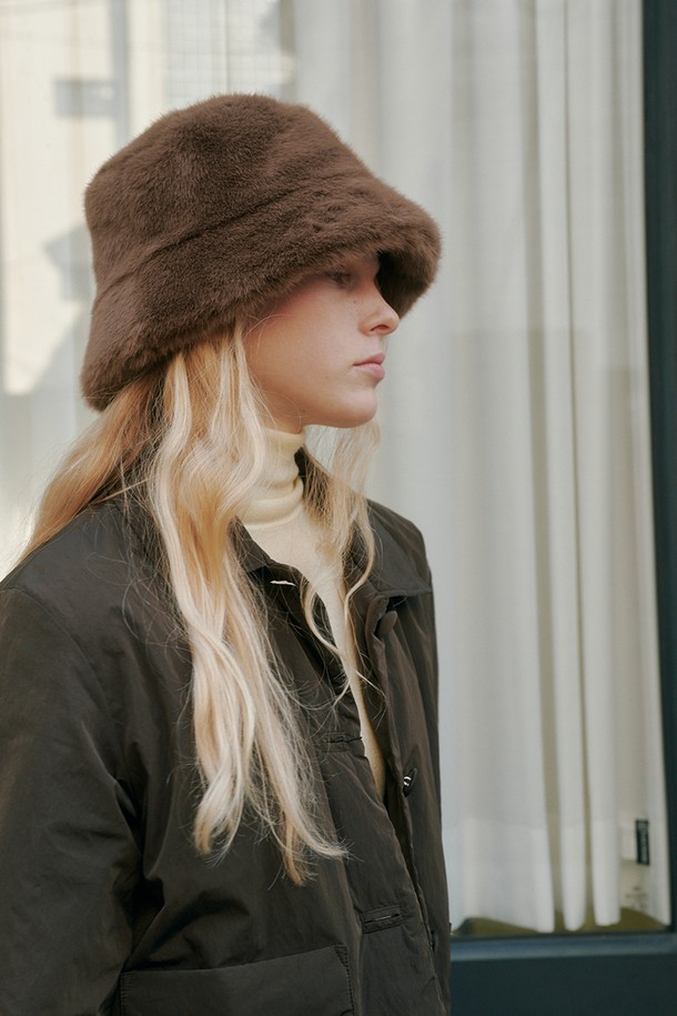 Moomo hat(무무 햇) 4컬러 여성용 캡모자입니다. 부드러운 퍼 소재와 깊은 모자 깊이로 포근한 착용감을 선사하며, 가을/겨울 시즌에 따뜻하게 착용하기 좋습니다. 브라운 컬러의 무지 디자인으로, 클래식, 미니멀, 캐주얼 스타일 모두 소화 가능합니다. 특히 산책룩이나 연말 모임룩에 포인트를 더해 세련된 분위기를 연출할 수 있습니다. 보온성을 높여 추운 날씨에도 스타일리시하게 연출해보세요.
