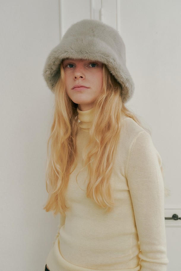 Moomo hat(무무 햇)_4colors는 부드러운 퍼 소재로 제작되어 포근한 착용감을 선사하는 여성용 버킷햇입니다. 가을, 겨울 시즌에 어울리는 두꺼운 두께감과 깊은 모자 깊이로 따뜻함을 더해줍니다. 베이지, 그레이, 화이트, 블랙 4가지의 무지 컬러로 출시되어, 캐주얼, 클래식, 미니멀 스타일 모두 소화 가능합니다. 산책룩이나 연말 모임룩에 포인트를 더해 스타일리시하게 연출해 보세요.
