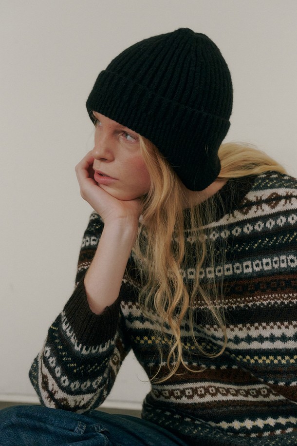 "Pomi 비니"는 가을, 겨울철 따뜻함과 스타일을 책임지는 필수 아이템입니다. 부드러운 울과 니트 소재로 제작되어 깊은 깊이감과 포근한 착용감을 선사하며, 골지 패턴으로 미니멀, 클래식, 캐주얼 등 다양한 스타일에 매치하기 좋습니다. 일상, 특히 출근룩에 활용하기 좋은 블랙 컬러를 포함한 5가지 다채로운 색상으로 만나보세요. 두꺼운 두께감으로 보온성을 높여 추운 날씨에도 든든하게 착용할 수 있습니다.
