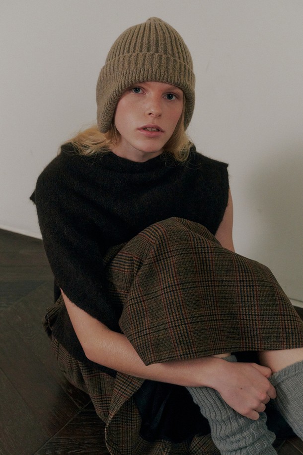 포미 비니(Pomi beanie)는 베이지, 브라운, 블랙, 그레이, 화이트 5가지 컬러로 출시된 공용 비니입니다. 니트와 아크릴 혼방 소재로 제작되어 부드러운 촉감을 선사하며, 깊은 모자 깊이와 두꺼운 두께감으로 따뜻하게 착용할 수 있습니다. 무지 디자인에 리브드 디테일이 더해져 미니멀, 클래식, 캐주얼 스타일 모두 소화 가능하며, 출근룩이나 연말 모임룩에 포인트를 더하기 좋습니다. 신축성이 있어 편안한 착용감을 제공합니다.
