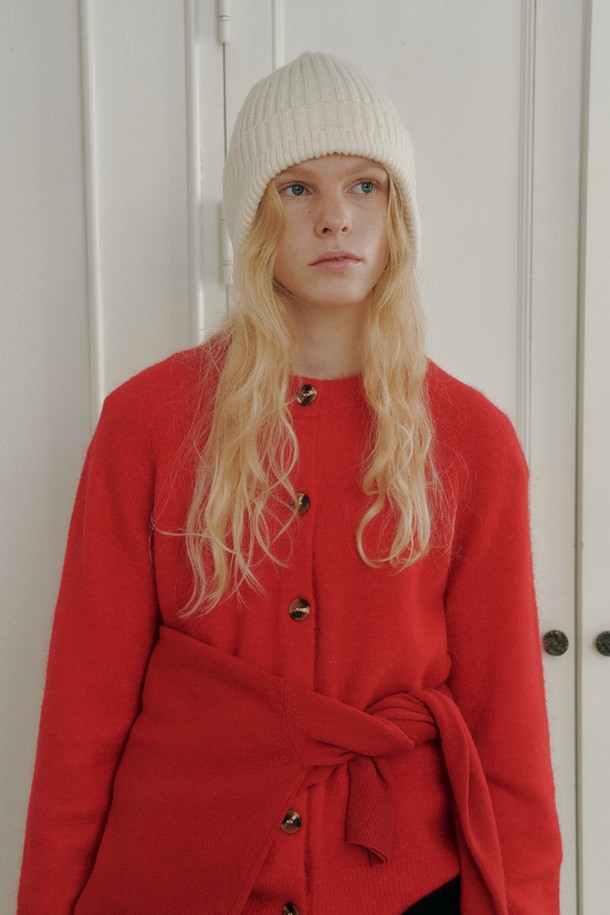 Pomi 비니 5컬러는 가을, 겨울철 따뜻함을 더해줄 필수 아이템입니다. 부드러운 니트 & 아크릴 혼방 소재로 제작되어 포근한 착용감을 선사하며, 깊은 모자 깊이로 안정적인 핏을 제공합니다. 무지 디자인에 화이트, 블랙, 레드, 베이지, 그레이 5가지 다채로운 컬러 옵션으로, 미니멀, 캐주얼, 클래식 등 어떤 스타일에도 잘 어울립니다. 출근룩, 데이트룩 등 다양한 TPO에 활용하여 세련된 스타일을 연출해보세요.
