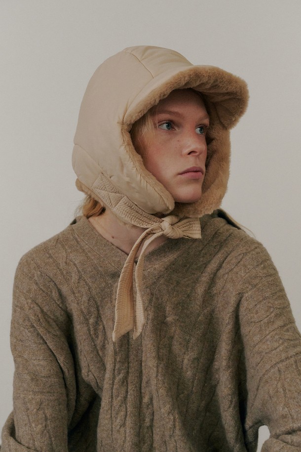 테디 패딩 트루퍼 햇, 포근함과 스타일을 모두 갖춘 4가지 컬러의 방한 모자입니다. 부드러운 테디 소재와 두꺼운 패딩으로 제작되어 뛰어난 보온성을 자랑하며, 귀덮개 디자인으로 찬 바람으로부터 얼굴 전체를 따뜻하게 보호해 줍니다. 끈 디테일이 더해져 더욱 멋스러운 연출이 가능하며, 캐주얼, 미니멀, 클래식 등 어떤 스타일에도 잘 어울립니다. 여행룩이나 산책룩에 매치하여 포근하고 세련된 겨울 스타일을 완성해 보세요. 브라운, 블랙, 베이지 3가지 색상으로 만나보실 수 있습니다.
