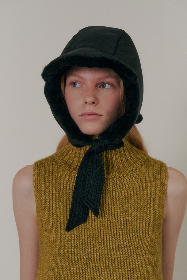 테디 패딩 트루퍼 햇_4컬러는 여성스러움을 더하는 방한 모자입니다. 부드러운 테디 소재의 패딩으로 제작되어 가을, 겨울철 따뜻하게 착용할 수 있으며, 깊은 모자 깊이와 좁은 챙이 특징입니다. 블랙 컬러에 귀덮개와 리본 장식이 더해져 캐주얼, 미니멀, 클래식한 스타일을 연출하기 좋습니다. 여행룩과 산책룩에 매치하여 포근하고 스타일리시한 분위기를 완성해 보세요.
