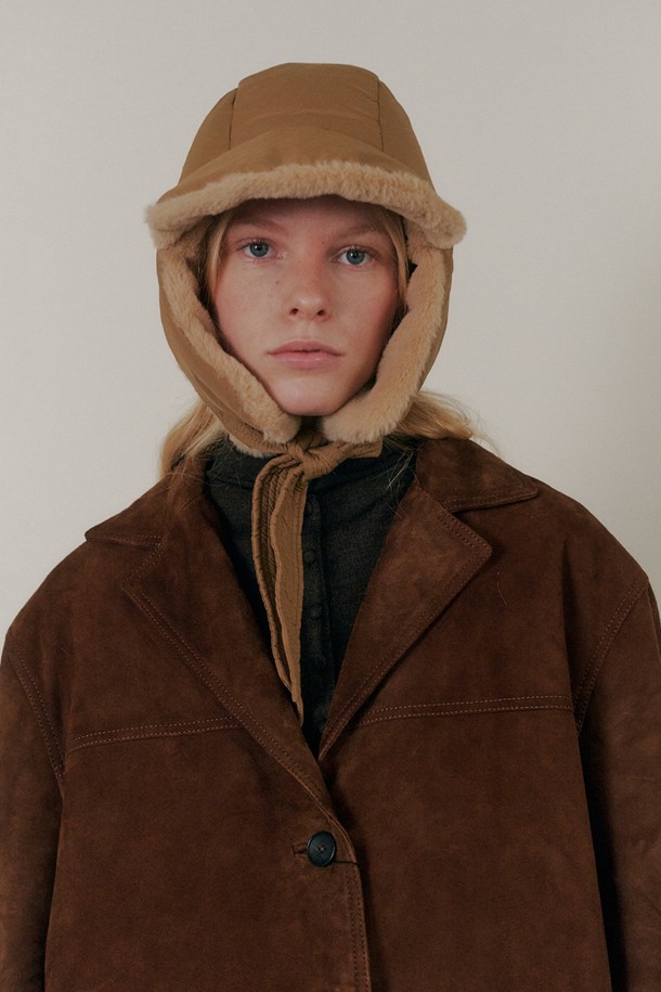 **Teddy 패딩 트루퍼 햇_4컬러**는 2025 F/W 컬렉션으로, 겨울철 보온성을 책임지는 깊은 모자 깊이의 트루퍼햇입니다. 부드러운 촉감의 나일론 소재와 두꺼운 패딩 디자인으로 제작되었으며, 캐주얼, 미니멀, 클래식 스타일을 모두 아우릅니다. 블랙, 베이지, 브라운, 화이트 4가지 컬러로 출시되어 다양한 겨울 코디에 활용하기 좋습니다. 챙 넓이 7cm로 디자인되어 시각적인 안정감과 함께 스타일리시함을 더합니다.
