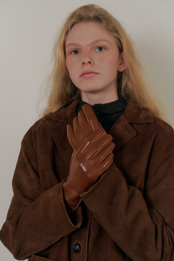 마론(Marron) 장갑_2컬러는 가을, 겨울 여성의 출근룩을 더욱 세련되게 완성해 줄 가죽 장갑입니다. 클래식하고 미니멀한 스타일로, 부드러운 촉감과 보온성을 제공하여 일상에서 편안하게 착용할 수 있습니다. 마론과 브라운 두 가지 색상으로 출시되어, 어떤 의상에도 잘 어울립니다. 손목 부분의 섬세한 디테일이 돋보이며, 무지 디자인으로 깔끔함을 더했습니다.
