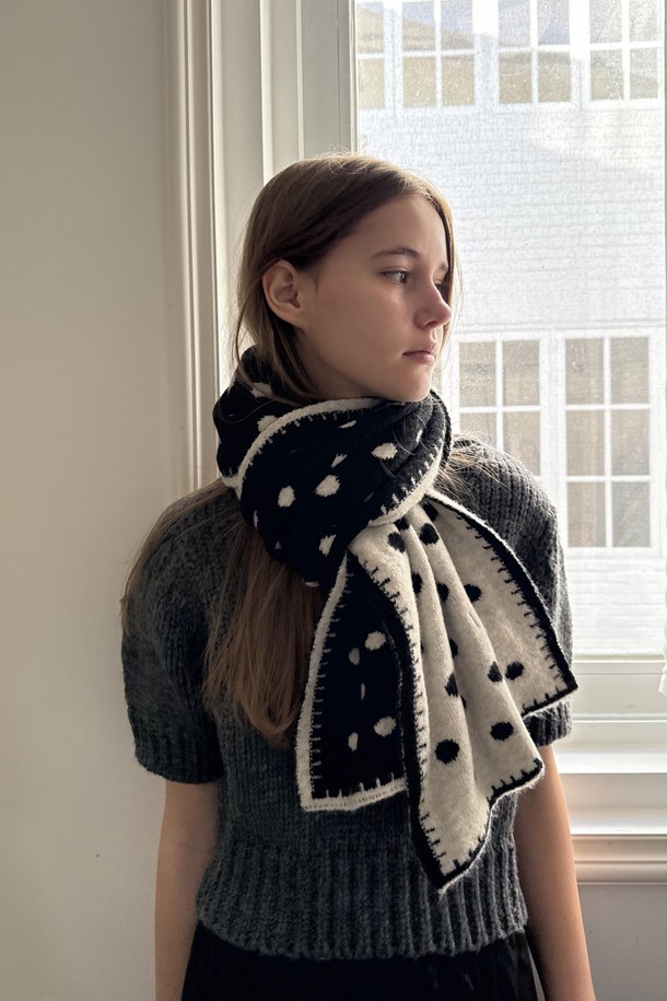 포키 도트 2-웨이 울 머플러는 가을, 겨울철 따뜻함과 스타일을 동시에 잡을 수 있는 머플러입니다. 부드러운 촉감의 울 소재와 나일론, 아크릴, 폴리에스터, 스판 혼방으로 제작되어 보온성을 높였습니다. 블랙, 핑크, 브라운 3가지 색상으로 출시되어 다양한 룩에 매치하기 용이하며, 도트 무늬가 캐주얼한 포인트를 더합니다. 2-웨이 착용이 가능하여 산책룩, 출근룩 등 TPO에 맞춰 다채로운 스타일을 연출할 수 있습니다.
