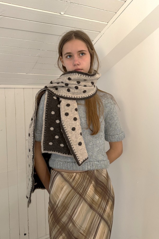 포키 도트 투웨이 울 머플러는 부드러운 촉감의 울 소재로 제작되어 가을, 겨울철 따뜻하게 사용할 수 있는 머플러입니다. 블랙, 핑크, 브라운 세 가지 색상으로 출시되어 다양한 룩에 매치하기 좋으며, 클래식하고 미니멀한 스타일을 연출합니다. 2-way 디자인으로 다양한 방식으로 연출 가능하며, 도트 무늬가 돋보여 포인트를 더합니다. 폭 29cm, 길이 176cm의 넉넉한 사이즈로 보온성을 높였습니다. 일상에서 따뜻하고 스타일리시하게 착용할 수 있는 머플러입니다.
