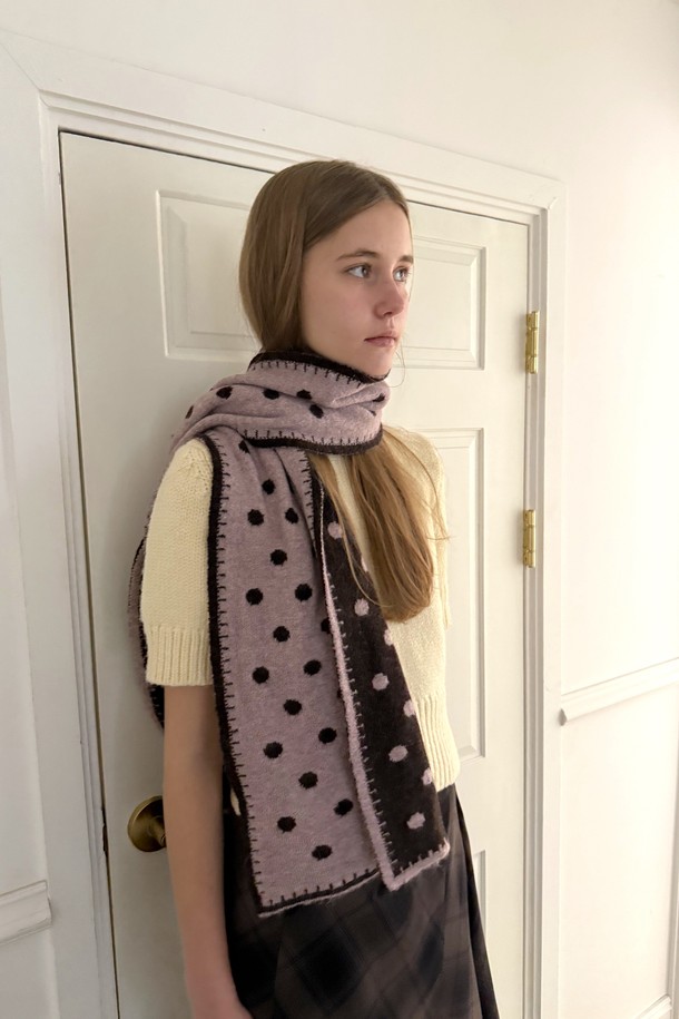 포키 도트 2-웨이 울 머플러는 캐주얼, 클래식, 미니멀 스타일을 즐기는 여성분들을 위한 머플러입니다. 부드러운 촉감의 울 소재로 제작되어 가을, 겨울철 보온성을 책임지며, 산책룩에 매치하기 좋습니다. 블랙, 핑크, 브라운 3가지 컬러로 출시되어 다양한 의상에 활용 가능하며, 2-way 스타일링으로 폭넓은 연출을 할 수 있습니다. 도트 패턴이 사랑스러운 포인트를 더해 일상 속 스타일링에 즐거움을 더해줍니다.
