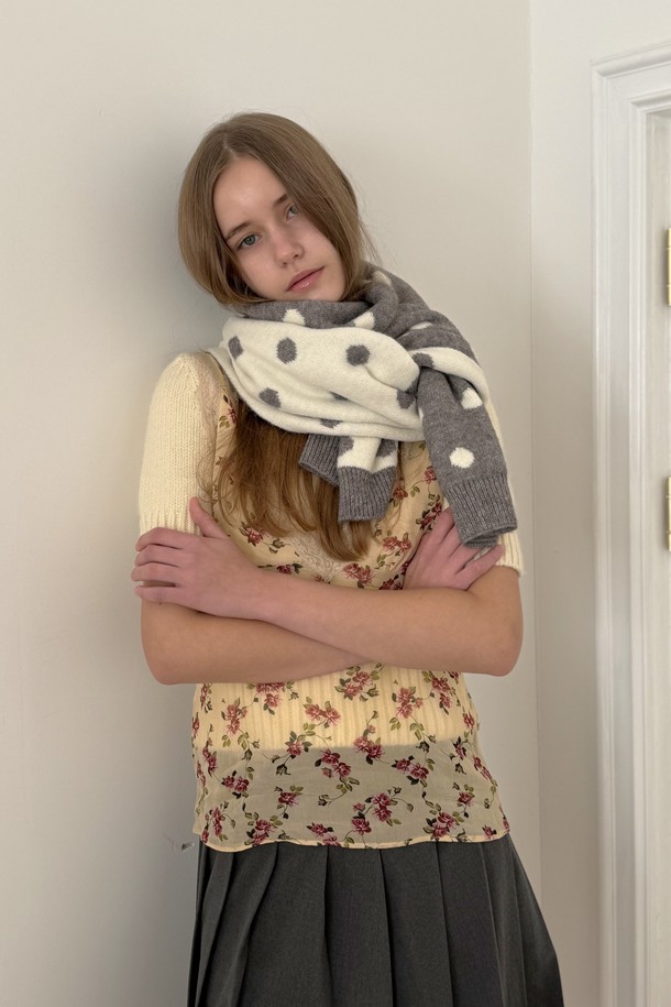 Paula dot (폴라 닷) 2-way 머플러는 가을과 겨울에 따뜻함과 스타일을 더해줄 머플러입니다. 블랙과 그레이 두 가지 색상으로 출시되어 어떤 의상에도 잘 어울립니다. 폴리에스테르 소재로 제작되어 부드러운 촉감을 선사하며, 도트 패턴 디자인이 캐주얼, 미니멀, 클래식한 스타일을 연출합니다. 양면 사용이 가능하여 다양한 연출이 가능하며, 출근룩에 포인트를 더하기 좋습니다.
