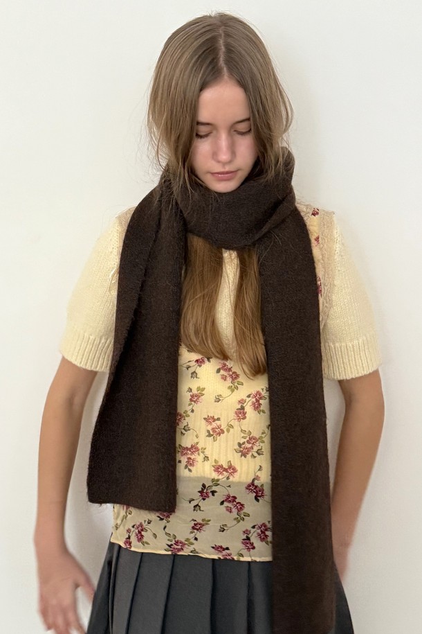 페티네 울 머플러_2 colors는 여성용 머플러/목도리입니다. 화이트와 브라운 두 가지 색상으로 출시되었으며, 울, 나일론, 폴리에스테르 소재를 사용하여 부드러운 촉감과 뛰어난 보온성을 제공합니다. 가을, 겨울철 일상복과 출근룩에 클래식하고 미니멀한 스타일을 더해줍니다. 두꺼운 두께감의 무지 디자인으로 어떤 옷에도 잘 어울립니다.
